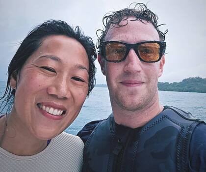 El empresario con Priscilla Chan, su mujer y madre de sus tres hijas. Se tomaron la selfie después de un chapuzón en el Mediterráneo desde su barco.