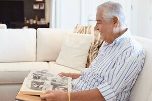 El empresario Constancio Vigil en su casa en Punta del Este, Uruguay