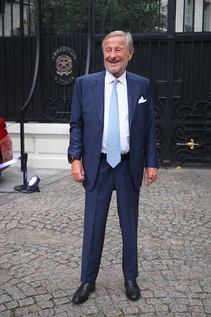 El empresario Cristiano Rattazzi fue uno de los primeros en llegar y en esperar a que se abrieran las puertas en la Residencia italiana, el Palacio Alvear