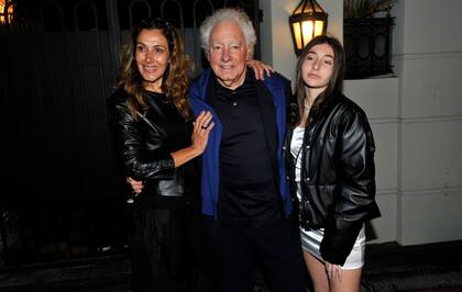 El empresario cumplió 74 años y lo festejó a lo grande en un reconocido boliche porteño rodeado de su familia y de amigos. En la foto junto a su actual pareja, Corina Juárez, y su hija menor