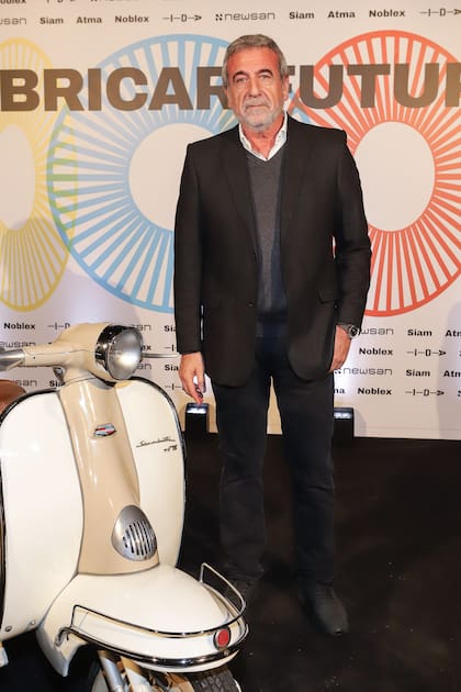 El empresario Daniel Awada no pudo resistirse a posar con un emblema de la industria argentina, como es la moto Siambretta.