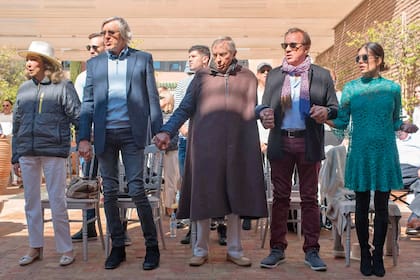 El empresario en misa junto a su mujer, sus hijos Alberto junior y Alejandro, y su nuera, Gina Vargas.