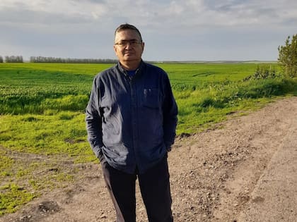 El empresario en un lote de trigo de invierno en el sur de Rusia