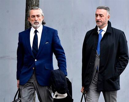 El empresario Francisco Correa, con piloto en la mano, ayer, antes de ingresar en la Audiencia Nacional