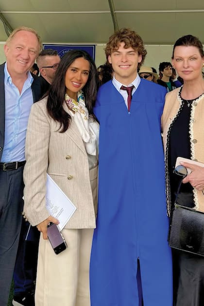 El empresario François-Henri Pinault, padre de Agustin James, su mujer, Salma Hayek,
el homenajeado y su madre, Linda Evangelista.