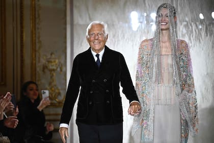 El empresario italiano de 91 años dejó un gran legado en la moda no solo al romper los moldes de las prendas de vestir de hombres y mujeres, sino también al construir uno de los imperios más sólidos de la industria del lujo