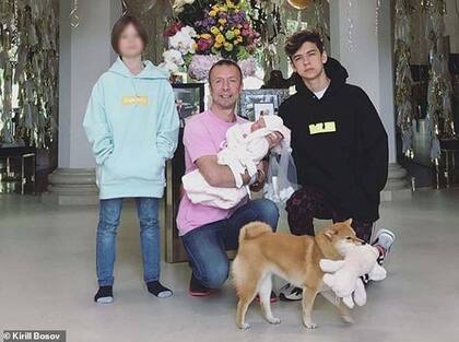 El empresario junto a su familia. Fuente: Daily Mail.