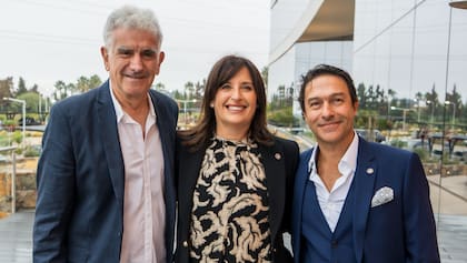 El empresario mendocino Mario Groisman, junto a los doctores Lotfi y Grandin.