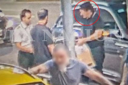 El empresario portaba una mochila negra y dos bultos de mano al momento de la requisa