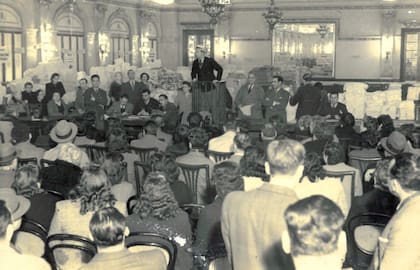 El empresario Rodolfo Peracca remata el mobiliario y todos los objetos de valor que se hallaban dentro del Bristol Hotel