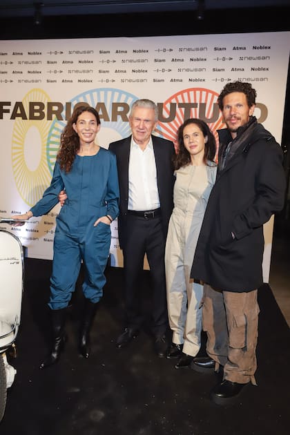 El empresario Rubén Cherñajovsky, presidente de Newsan, con sus hijos María (la diseñadora dueña de la marca María Cher), Florencia y Nicolás.