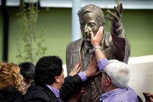 El empresario Rudy Ulloa (de negro) inauguró una estatua de Néstor Kirchner en Río Gallegos