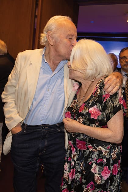 El empresario Santiago Soldati, primo de la periodista, se acercó a la Biblioteca Nacional para saludarla y felicitarla por el reconocimiento a su trayectoria.