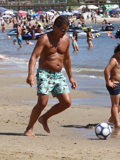 El empresario se lució en la playa haciendo jueguitos con una pelota muy cerca del mar