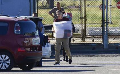 El empresario se retira ayer del penal de Ezeiza con sus pertenencias