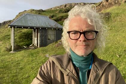 El empresario viene de una familia con títulos nobiliarios y decidió renunciar a todo para mudarse a una casa de 160 años en el medio de la nada