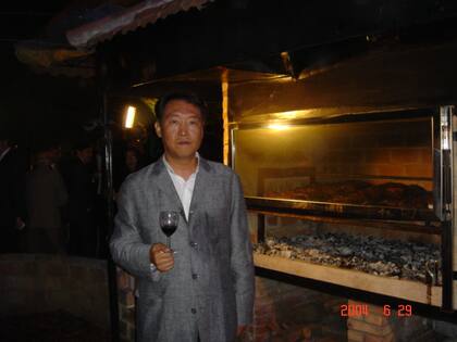 El empresario Zhang Shao Ting en 2004, año que abrió Obelisco, de visita en una parrilla argentina