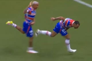 Otra locura de Deyverson: lesionó a un compañero en el festejo de un golazo... que finalmente fue anulado