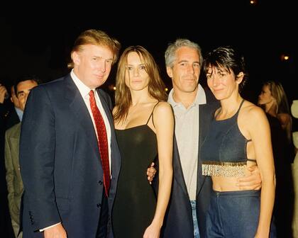 El en ese entonces promotor inmobiliario estadounidense Donald Trump y su novia (y futura esposa), la exmodelo Melania Knauss, el financiero Jeffrey Epstein y la socialité británica Ghislaine Maxwell posan juntos en el club Mar-a-Lago, Palm Beach, Florida, el 12 de febrero de 2000