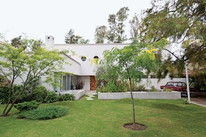 El encanto de los años 40 se materializó en esta casa para una familia de cuatro.