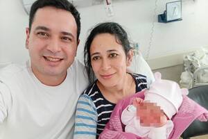 El encargado de edificio Melanio Alberto Meza López, su pareja María y la beba recién nacida, Emma Beatriz