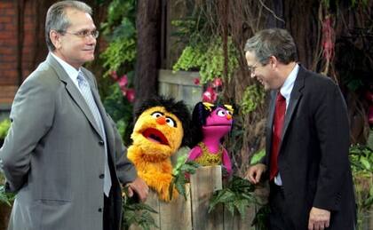 El encargado de negocios de la embajada estadounidense, John A. Heffern y el director de la Agencia para el Desarrollo Internacional (USAID) William