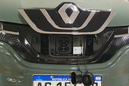 El enchufe de carga del Renault Kwid E-Tech se encuentra debajo del logo de la marca en el frontal