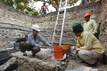 El enclave consiste en una plataforma elevada de entre 10 y 15 metros que se extiende un kilómetro y medio de norte a sur y del que surgen nueve calzadas anchas