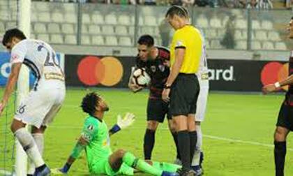El encontronazo de Enzo Pérez con Gallese, durante el partido entre Alianza Lima y River, en la Libertadores.