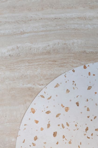 El encuentro curvo entre Nuance Natural y Cesky Ivory, muestra de la versatilidad del material.