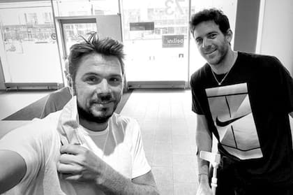 El encuentro de Del Potro con Wawrinka, en Suiza, tras pasar por el quirófano. En la imagen se lo ve al argentino utilizando un bastón canadiense. 