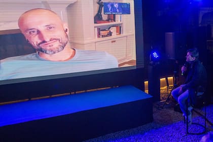 El encuentro de dos grandes. Manu Ginóbili sorprendió a Adolfo y el resto de los invitados al unirse, desde Estados Unidos, a los festejos por el inicio de la temporada argentina de polo.