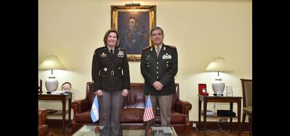 El encuentro de la jefa del Comando Sur, Laura J. Richardson, con el jefe del Estado Mayor Conjunto de las Fuerzas Armadas, teniente general Juan Martín Paleo