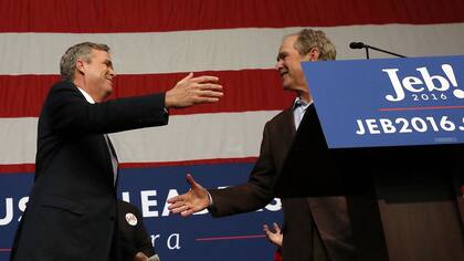 El encuentro de los hermanos Bush sobre el escenario