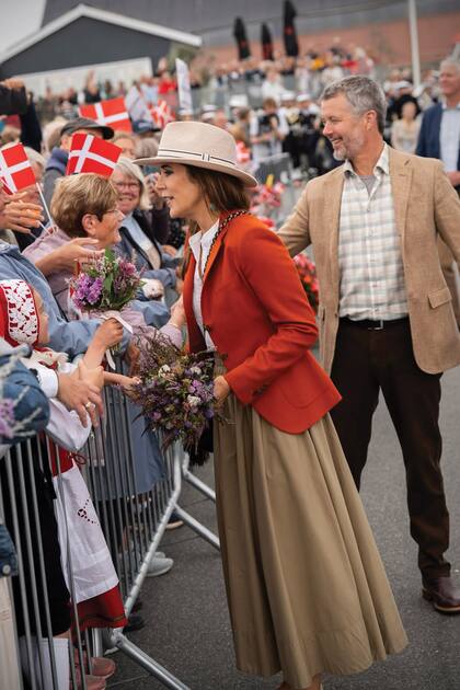 El encuentro de los Reyes con la comunidad de Læsø. Para ese día, Mary vistió una blusa de algodón de cuello Mao de Vanessa Bruno, pollera amplia de Malene Birger, blazer de Boglioli, bandolera de la firma española Guanabana Handmade, balerinas de Prada y sombrero de Canopy Bay