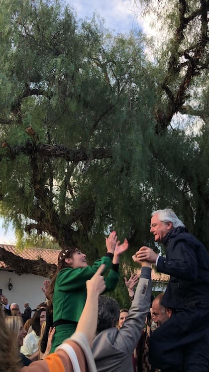 El encuentro de padre e hija, en el aire