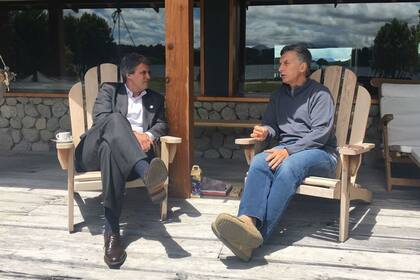 El encuentro del exministro de Hacienda Alfonso Prat Gay y el presidente Mauricio Macri, en Villa La Angostura