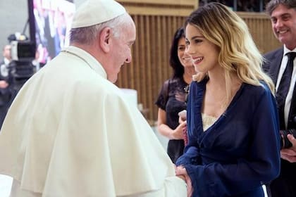 El encuentro del Papa con Tini Stoessel antes del Partido por la Paz. Detrás, los padres de la artista, Alejandro y Mariana