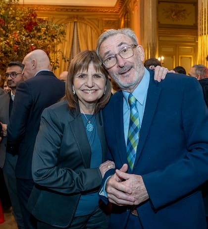 El encuentro dentro de la residencia, la ministra Patricia Bullrich y su marido, Guillermo Yanco, quien llegó antes