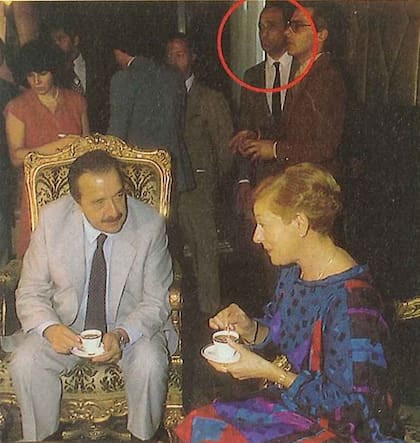 El encuentro, en Casa Rosada, del presidente Raúl Alfonsín junto a la expresidenta Isabel Martínez de Perón. Detrás de ellos, en el círculo, Raúl Guglielminetti