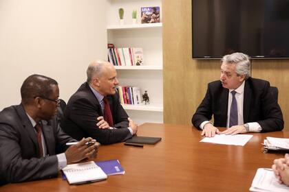 Los funcionarios del FMI junto a Alberto Fernández, precandidato junto a Cristina Kirchner por el Frente de Todos