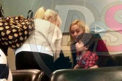 El encuentro entre Claudia Villafañe, Verónica Ojeda y Dieguito Fernando