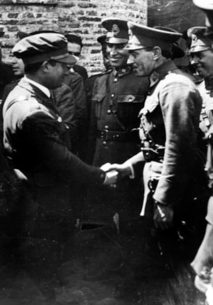El encuentro entre el mayor Zanni y el comandante del Plus Ultra, Ramón Franco, en El Palomar, en febrero de 1926. Dos de los máximos referentes de la aviación de la época en sus respectivos países (Foto: AGN)