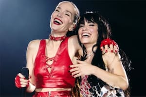 Lali y Natalia Oreiro cantaron juntas y encendieron al público con un apasionado beso