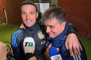 Scaloni interrumpió una entrevista en Los Ángeles y tuvo un emotivo reencuentro con su "padre futbolístico"