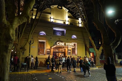 El encuentro entre los espectadores que se demoran en la vereda tras la película y los que forman la fila para entrar al cine York.