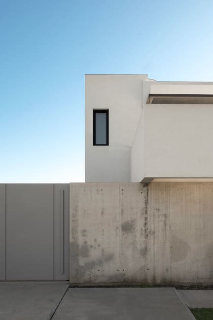 El encuentro entre materiales distintos enriquece la estética de la fachada.