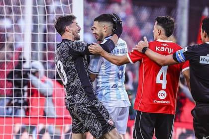 El encuentro entre Rey y Martínez apenas el balón superó el poste superior: ambos sonrieron, en medio de la frustración del 9 y el festejo del arquero.