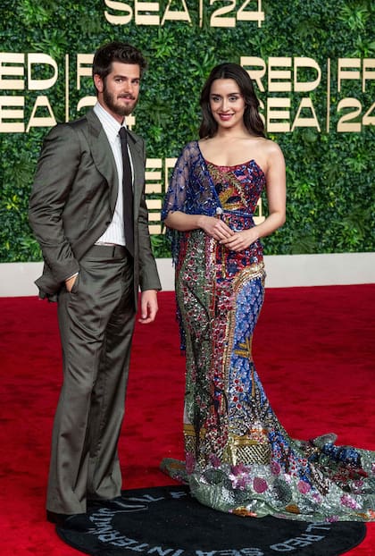 El encuentro entre Shraddha Kapoor y Andrew Garfield sobre la alfombra roja de este festival causó un gran revuelo. Mientras que la actriz de Bollywood lució un vibrante vestido de Falguni Shane Peacock, el protagonista de Tick, Tick... Boom! optó por un clásico traje con camisa a rayas