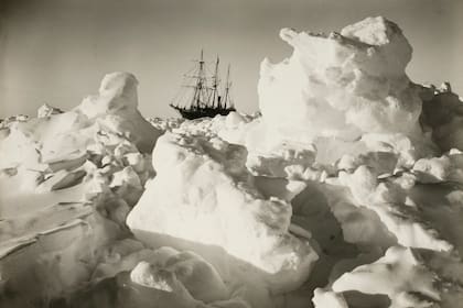 El 'Endurance' entre grandes bloques de hielo a presión durante la Expedición Imperial Transantártica, 1914-17, dirigida por Ernest Shackleton. (Foto de Frank Hurley/Scott Polar Research Institute, Universidad de Cambridge/Getty